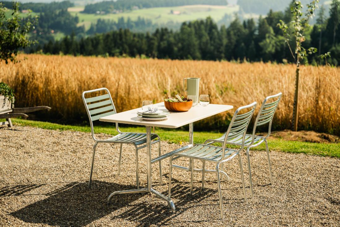 Schaffner Davos eckiger Glasfaser sstisch Ambiente Bild