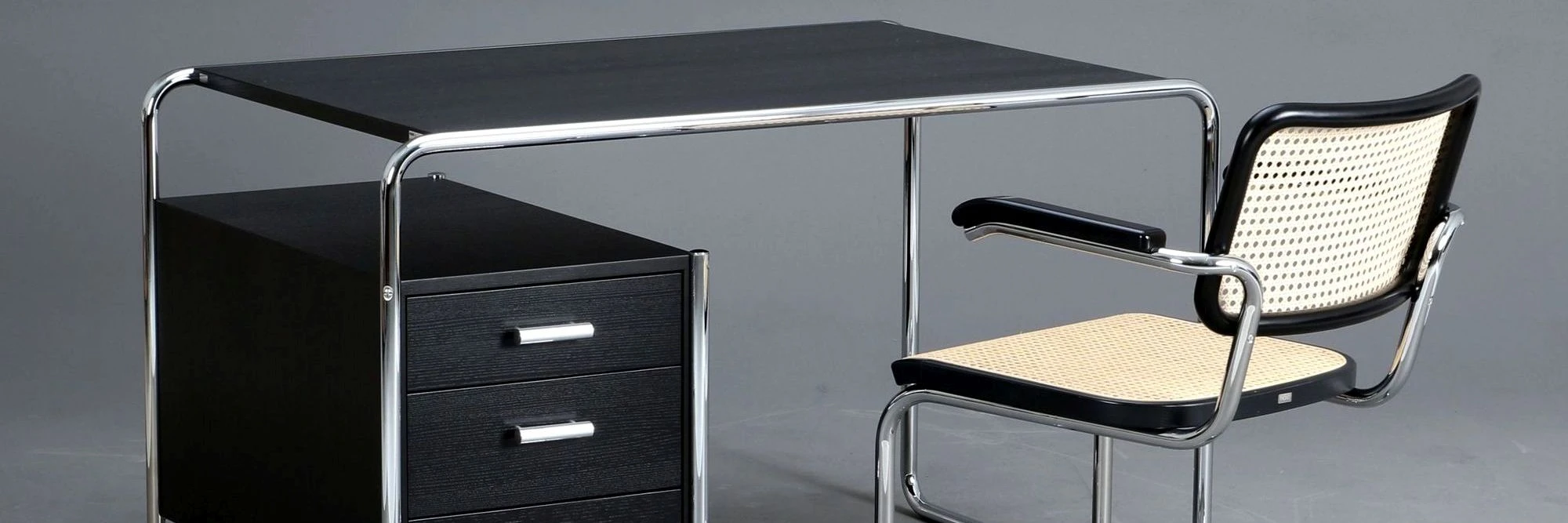 schwarzer Schreibtisch mit Freischwinger Stuhl mit Wiener Geflecht