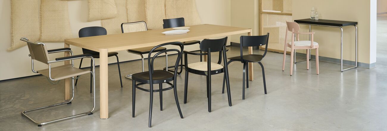 verschiedene Thonet Stühle in einem Foyer