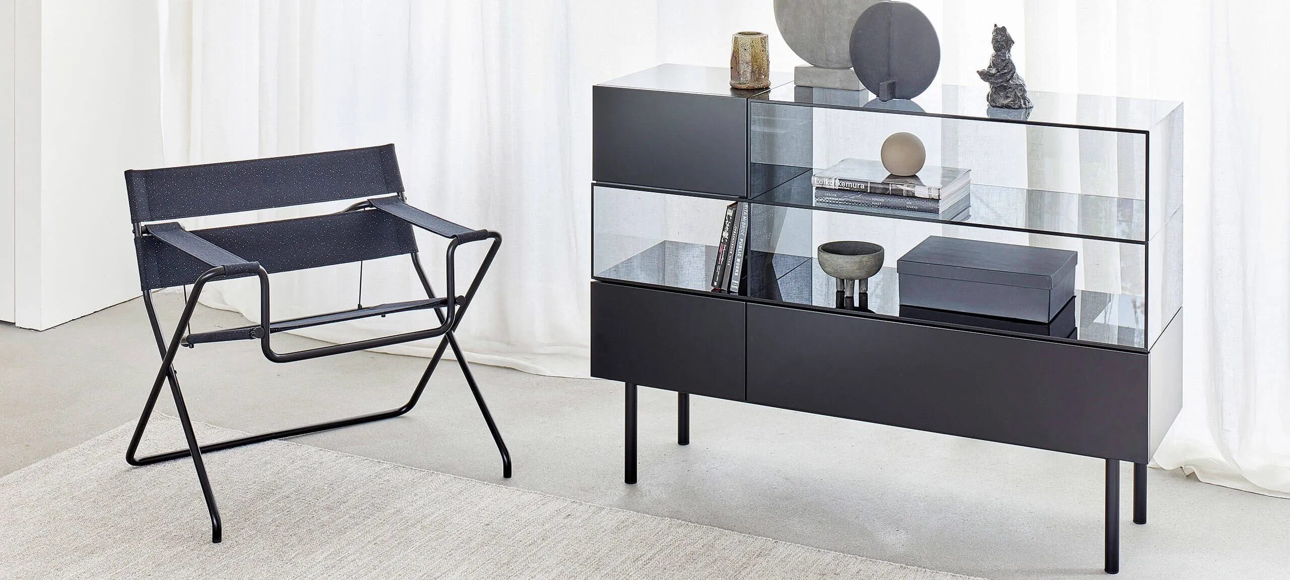 Tecta S4 Glasvitrine Schwarz mit Tecta D4 Klappsessel