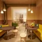 Preview: Thonet S1123 Runder Tisch mit Platte aus Nussbaum und verchromten Gestell Interieurbild