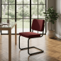 Preview: Thonet Freischwinger S 32 PV mit Stoffbezug und Vollpolster, in feuerrot mit schwarzem Gestell Interieurbild