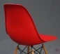 Preview: Vitra Side Chair DSW in Rot mit hellem Ahorn Gestell gebraucht