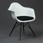 Preview: Vitra Eames Plastic Armchair in Weiß mit schwarzem Sitzpolster gebraucht