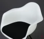 Preview: Vitra Eames Plastic Armchair in Weiß mit schwarzem Sitzpolster gebraucht