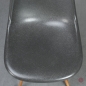 Preview: Vitra Fiberglas Side Chair in Elephant Grey mit Ahorn Gestell gebraucht