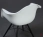 Preview: Vitra Eames Plastic Armchair in Weiß mit schwarzem Sitzpolster gebraucht