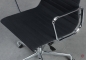 Preview: Vitra EA 119 Bürostuhl mit schwarzem Hopsak gebraucht