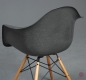 Preview: Vitra DAW Fiberglas Armchair in Elephant Hide Grey mit Holzgestell gebraucht