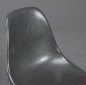 Preview: Vitra Fiberglas Side Chair in Elephant Grey mit Ahorn Gestell gebraucht