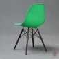 Preview: Vitra Side Chair DSW in Grün mit braunem Ahorn Gestell gebraucht