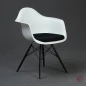 Preview: Vitra Eames Plastic Armchair in Weiß mit schwarzem Sitzpolster gebraucht