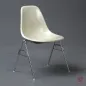 Preview: Vitra Eames Side Chair Beige Fiberglas DSS Stacking Base gebraucht