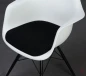 Preview: Vitra Eames Plastic Armchair in Weiß mit schwarzem Sitzpolster gebraucht