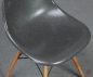Preview: Vitra Fiberglas Side Chair in Elephant Grey mit Ahorn Gestell gebraucht
