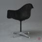 Preview: Herman Miller Eames Armchair mit schwarzer Fiberglas und Drehgestell gebraucht