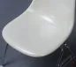 Preview: Vitra Eames Side Chair Beige Fiberglas DSS Stacking Base gebraucht
