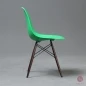 Preview: Vitra Side Chair DSW in Grün mit braunem Ahorn Gestell gebraucht