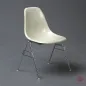 Preview: Vitra Eames Side Chair Beige Fiberglas DSS Stacking Base gebraucht