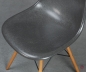 Preview: Vitra Fiberglas Side Chair in Elephant Grey mit Ahorn Gestell gebraucht
