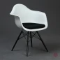 Preview: Vitra Eames Plastic Armchair in Weiß mit schwarzem Sitzpolster gebraucht