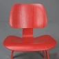 Preview: Vitra Plywood LCW Lounge Chair rot lackiert gebraucht