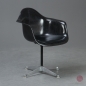 Preview: Herman Miller Eames Armchair mit schwarzer Fiberglas und Drehgestell gebraucht