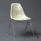Preview: Vitra Eames Side Chair Beige Fiberglas DSS Stacking Base gebraucht
