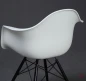 Preview: Vitra Eames Plastic Armchair in Weiß mit schwarzem Sitzpolster gebraucht