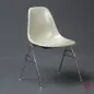 Preview: Vitra Eames Side Chair Beige Fiberglas DSS Stacking Base gebraucht