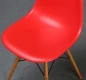 Preview: Vitra Side Chair DSW in Rot mit hellem Ahorn Gestell gebraucht