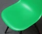 Preview: Vitra Side Chair DSW in Grün mit braunem Ahorn Gestell gebraucht