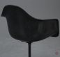 Preview: Herman Miller Eames Armchair mit schwarzer Fiberglas und Drehgestell gebraucht