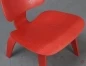 Preview: Vitra Plywood LCW Lounge Chair rot lackiert gebraucht