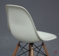 Preview: Vitra Fiberglas DSW Side Chair in Parchment beige mit Holz Gestell gebraucht