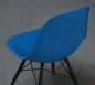 Preview: Vitra Side Chair DSW in Blau mit schwarzem Ahorn Gestell gebraucht