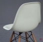 Preview: Vitra Fiberglas DSW Side Chair in Parchment beige mit Holz Gestell gebraucht