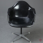 Preview: Herman Miller Eames Armchair mit schwarzer Fiberglas und Drehgestell gebraucht