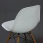 Preview: Vitra Side Chair DSW in Weiß mit hellem Ahorn Gestell gebraucht