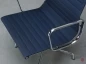 Preview: Vitra EA 107 Aluminium Chair Blau Track Stoff verchromt gebraucht Preview: Vitra EA 107 Aluminium Chair Blau Track Stoff verchromt gebraucht