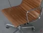 Preview: Vitra EA 117 Aluminium Chair mit braunem Leder Gestell verchromt gebraucht