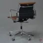 Preview: Vitra EA 117 Aluminium Chair mit braunem Leder Gestell verchromt gebraucht