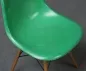 Preview: Vitra Eames Side Chair Fiberglass Grün mit Holzgestell gebraucht