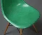 Preview: Vitra Eames Side Chair Fiberglass Grün mit Holzgestell gebraucht