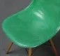 Preview: Vitra Eames Side Chair Fiberglass Grün mit Holzgestell gebraucht