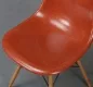 Preview: Vitra Eames Side Chair Terracotta Rot Fiberglass Orange mit Holzgestell gebraucht