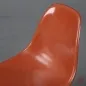 Preview: Vitra Eames Side Chair Terracotta Rot Fiberglass Orange mit Holzgestell gebraucht