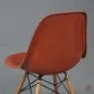 Preview: Vitra Eames Side Chair Terracotta Rot Fiberglass Orange mit Holzgestell gebraucht