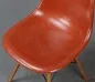 Preview: Vitra Eames Side Chair Terracotta Rot Fiberglass Orange mit Holzgestell gebraucht