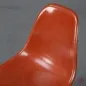 Preview: Vitra Eames Side Chair Terracotta Rot Fiberglass Orange mit Holzgestell gebraucht